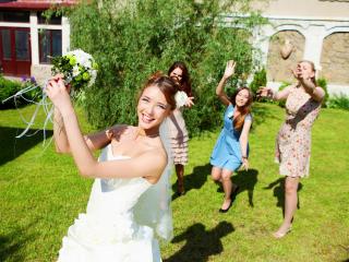 Свадебная традиция невеста бросает букет